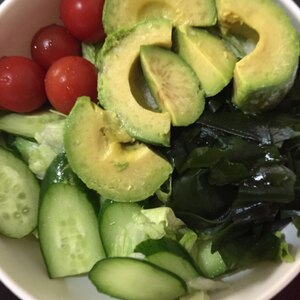 野菜とアボガドのサラダ
